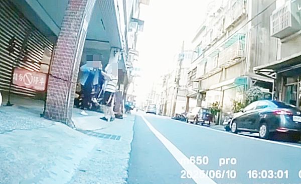 ▲桃園市榮姓男子本月10日上午在桃園區中央街突然向路邊女子揮舞熱水瓶，還向其索討2000元。（圖／楊姓貨運司機提供）