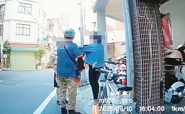 ▲桃園市榮姓男子本月10日上午在桃園區中央街突然向路邊女子揮舞熱水瓶，楊姓貨運司機上前制止。（圖／楊姓貨運司機提供）
