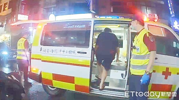 ▲桃園警方與消防人員隨即將榮姓男子強送醫治療。（圖／記者沈繼昌翻攝）