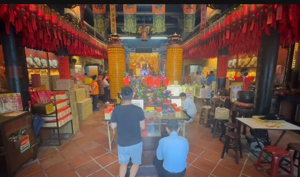▲鹿港城隍廟假日要上班徵不到人只好傍晚5點關廟門。（圖／記者唐詠絮翻攝）