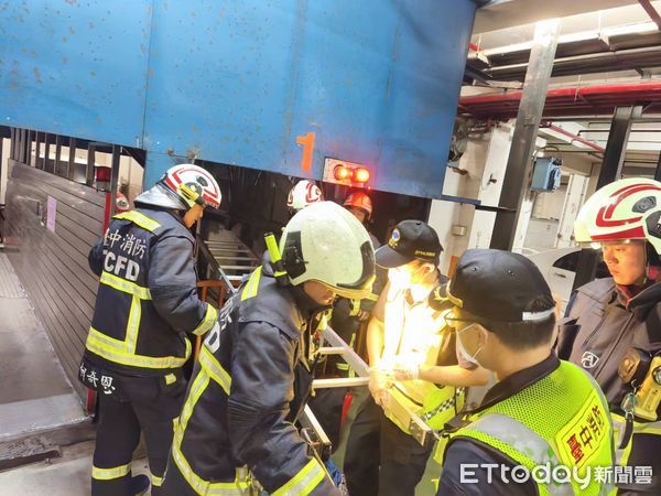 ▲▼台中男子地面踩空跌落2公尺深機械車位，左手骨折。（圖／民眾提供）