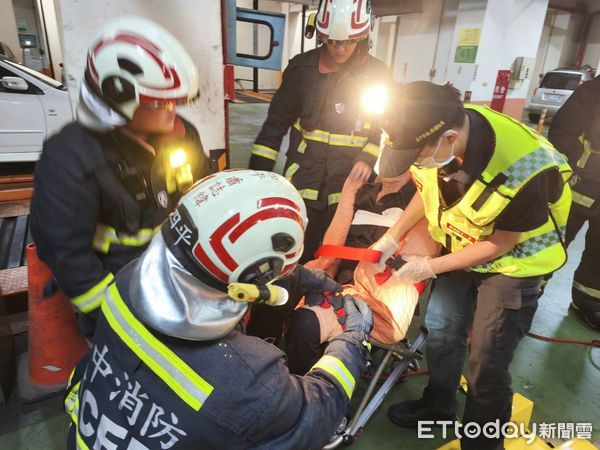 ▲▼台中男子地面踩空跌落2公尺深機械車位，左手骨折。（圖／民眾提供）