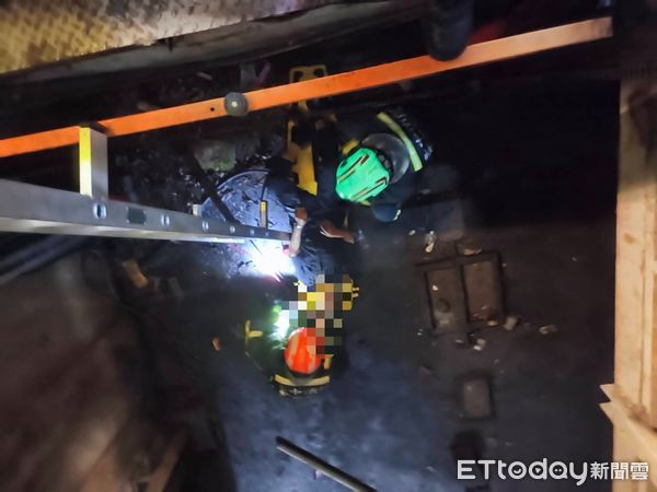 ▲▼台中男子地面踩空跌落2公尺深機械車位，左手骨折。（圖／民眾提供）