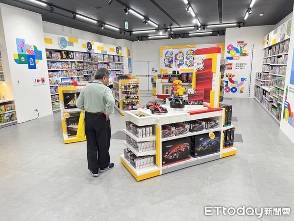 ▲樂高授權專賣店13日正式進駐南紡購物中心，高台灣總經理黃小瑩與SUNKIDS董事長歐慶鵬共同為南紡店剪綵開幕，共同打造親子遊憩新景點。（記者林東良攝，下同）