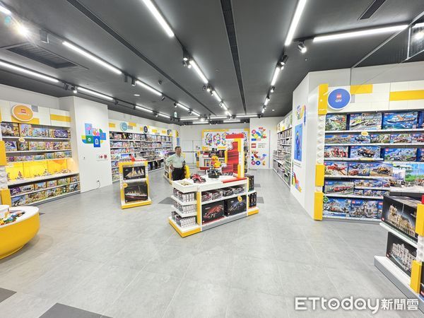 ▲樂高授權專賣店13日正式進駐南紡購物中心，高台灣總經理黃小瑩與SUNKIDS董事長歐慶鵬共同為南紡店剪綵開幕，共同打造親子遊憩新景點。（記者林東良攝，下同）
