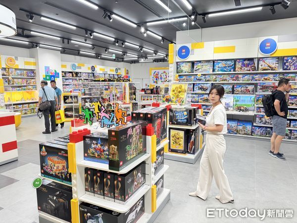 ▲樂高授權專賣店13日正式進駐南紡購物中心，高台灣總經理黃小瑩與SUNKIDS董事長歐慶鵬共同為南紡店剪綵開幕，共同打造親子遊憩新景點。（記者林東良攝，下同）