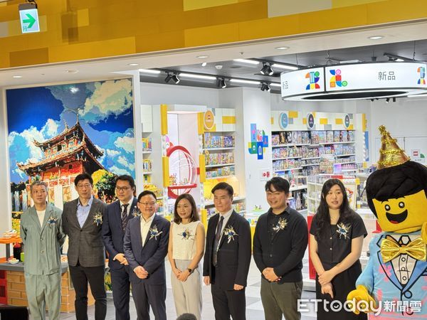 ▲樂高授權專賣店13日正式進駐南紡購物中心，高台灣總經理黃小瑩與SUNKIDS董事長歐慶鵬共同為南紡店剪綵開幕，共同打造親子遊憩新景點。（記者林東良攝，下同）