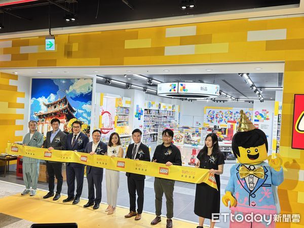 ▲樂高授權專賣店13日正式進駐南紡購物中心，高台灣總經理黃小瑩與SUNKIDS董事長歐慶鵬共同為南紡店剪綵開幕，共同打造親子遊憩新景點。（記者林東良攝，下同）