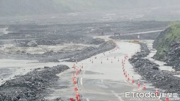 ▲▼台20線南橫公路勤和-復興河床便道因土石流沖刷道路中斷。（圖／記者賴文萱翻攝）