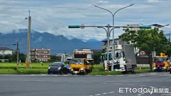 ▲▼陳男酒駕大貨車，不慎開上分隔島撞斷路樹，又撞號誌桿，車才停下。（圖／記者游芳男翻攝，下同）
