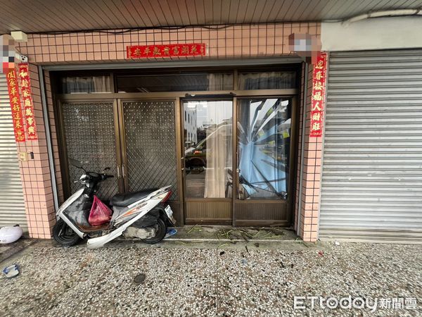 ▲騎士疑身體不適自撞民宅。（圖／記者楊晨東翻攝）