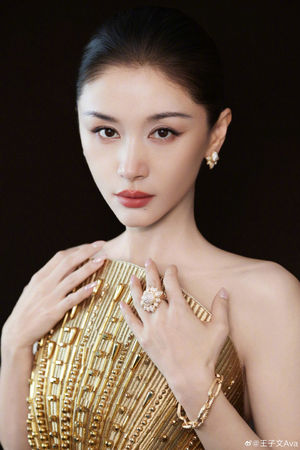▲王子文紅毯跌倒。（圖／翻攝自微博／王子文）