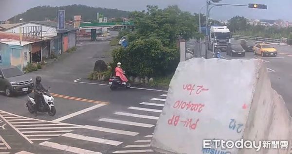 ▲▼             花蓮一輛營業半聯結車載運的大理石塊掉落，險些砸到人。（圖／記者柯政誟翻攝，下同）