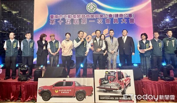 ▲台南市不動產開發商業同業公會捐贈幫浦消防車與災情勘查車，市長黃偉哲代表受贈。（記者林東良翻攝，下同）