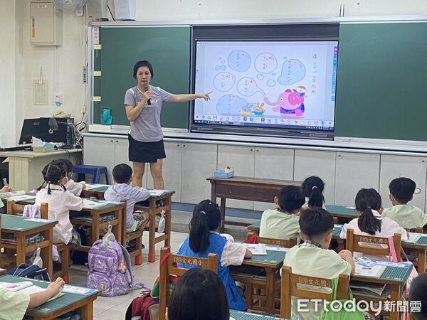 ▲台南市全面完成智慧教室建置，學生在觸控大電視前積極參與互動課程。（記者林東良翻攝，下同）