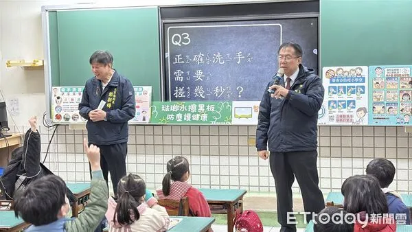 ▲台南市全面完成智慧教室建置，學生在觸控大電視前積極參與互動課程。（記者林東良翻攝，下同）