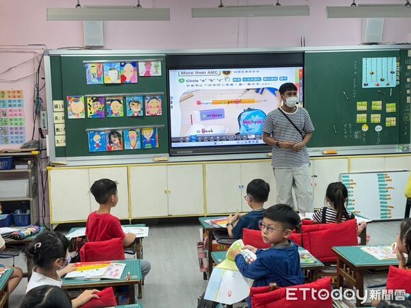 ▲台南市全面完成智慧教室建置，學生在觸控大電視前積極參與互動課程。（記者林東良翻攝，下同）