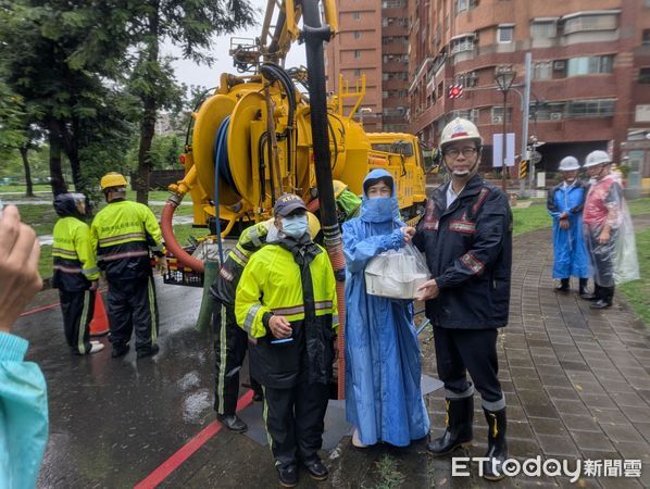▲▼高雄豪雨急撤384人！陳其邁視察「清水溝」進度：20時前雨勢顯著。（圖／記者賴文萱翻攝）