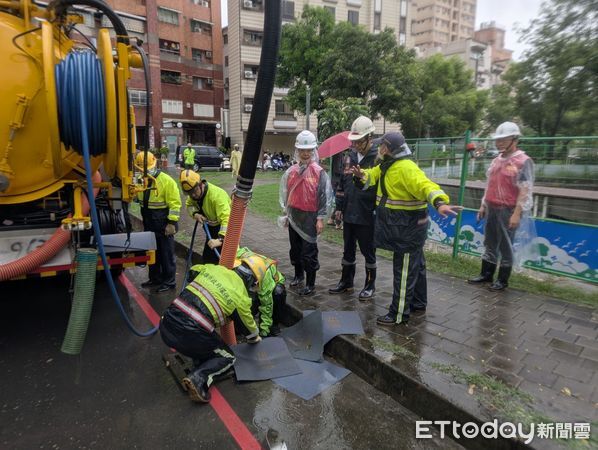 ▲▼高雄豪雨急撤384人！陳其邁視察「清水溝」進度：20時前雨勢顯著。（圖／記者賴文萱翻攝）