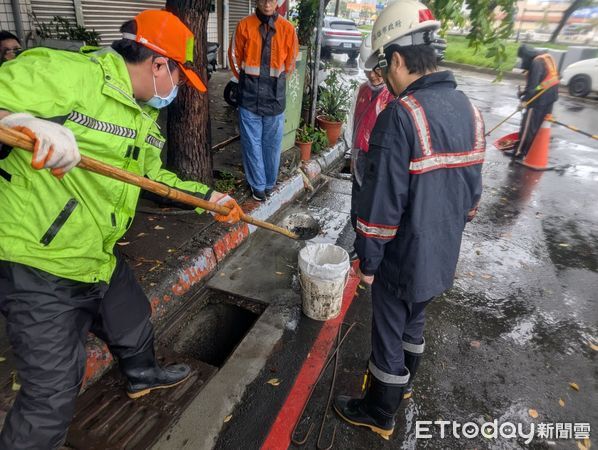 ▲▼高雄豪雨急撤384人！陳其邁視察「清水溝」進度：20時前雨勢顯著。（圖／記者賴文萱翻攝）