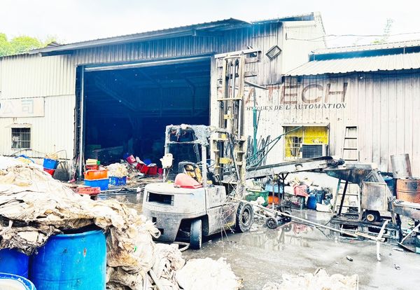 ▲桃園市蘆竹區南山路一段一家飼料加工廠今天下午發生火警，現場一片凌亂。（圖／桃園市消防局提供）