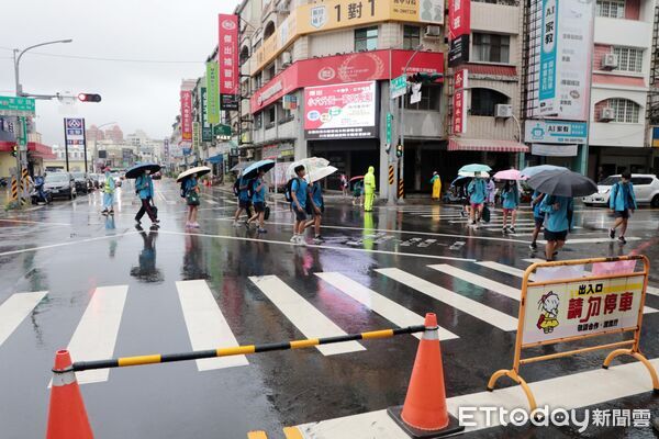 ▲台南市長黃偉哲實地視察後甲國中東平路校門，了解通學環境改善成效。（記者林東良翻攝，下同）