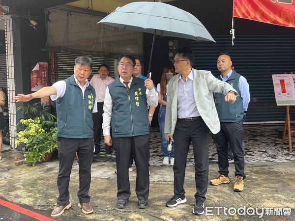 ▲台南市長黃偉哲實地視察後甲國中東平路校門，了解通學環境改善成效。（記者林東良翻攝，下同）