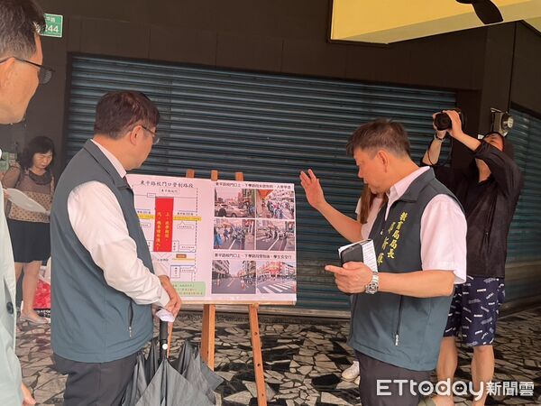 ▲台南市長黃偉哲實地視察後甲國中東平路校門，了解通學環境改善成效。（記者林東良翻攝，下同）