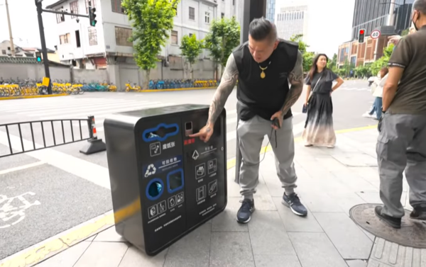 ▲▼ 館長,垃圾桶。（圖／翻攝館長惡名昭彰）