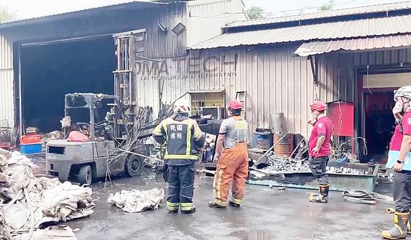 ▲桃園市蘆竹區南山路一段一家飼料加工廠今天下午發生火警，現場疑似發生氣爆，消防人員現場搶救中。（圖／記者沈繼昌翻攝）