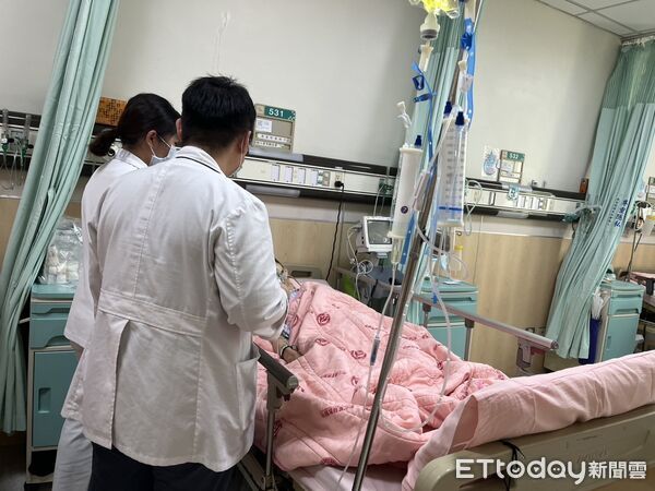 ▲雲林基督教醫院社工師進行臨終關懷。（圖／記者游瓊華翻攝）