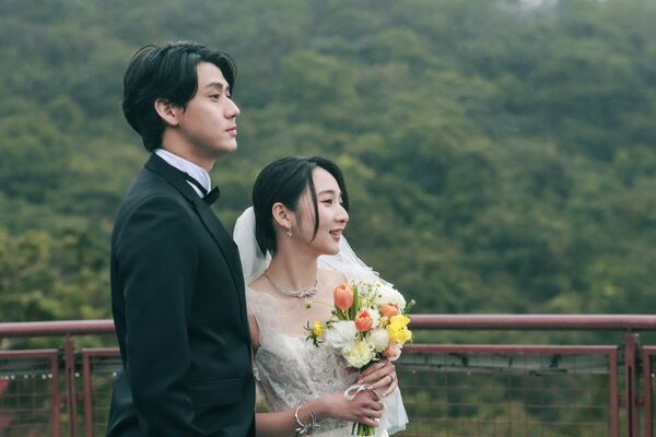 ▲《慶祝》李沐因不滿婚紗拍攝的細節，在現場只能牽著老公李玉璽的手強顏歡笑。（圖／寬想國際娛樂提供）