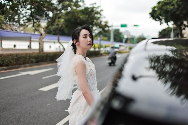 ▲《慶祝》李沐因不滿婚紗拍攝的細節，在現場只能牽著老公李玉璽的手強顏歡笑。（圖／寬想國際娛樂提供）