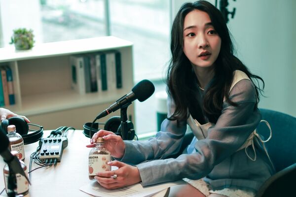 ▲《慶祝》李沐因不滿婚紗拍攝的細節，在現場只能牽著老公李玉璽的手強顏歡笑。（圖／寬想國際娛樂提供）