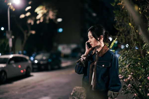 ▲《慶祝》李沐因不滿婚紗拍攝的細節，在現場只能牽著老公李玉璽的手強顏歡笑。（圖／寬想國際娛樂提供）