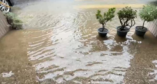 ▲彰化市彰員路淹水成小河流。（圖／民眾提供）