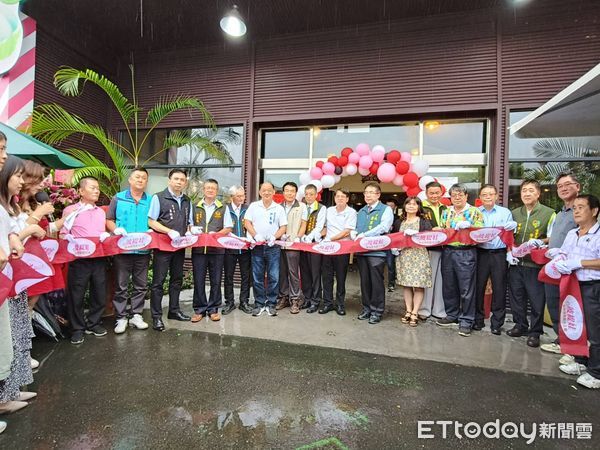 ▲台南市長黃偉哲等人出席彼緹娃藝術蛋糕觀光工廠盛大重新開幕剪綵。（記者林東良翻攝，下同）