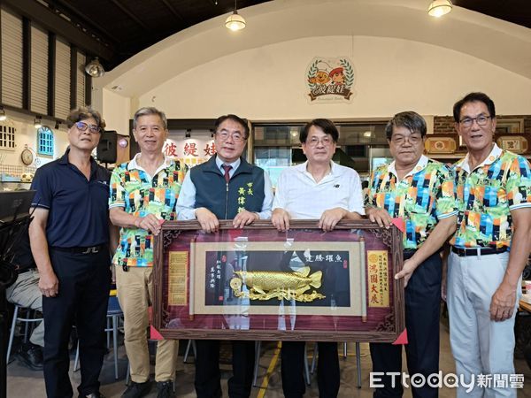 ▲台南市長黃偉哲等人出席彼緹娃藝術蛋糕觀光工廠盛大重新開幕剪綵。（記者林東良翻攝，下同）