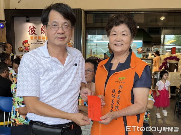 ▲台南市長黃偉哲等人出席彼緹娃藝術蛋糕觀光工廠盛大重新開幕剪綵。（記者林東良翻攝，下同）