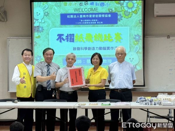 ▲景鴻鑫教授帶領勝利國小學生參與「不摺紙飛機比賽」，寓教於樂、激發創意。（記者林東良翻攝，下同）