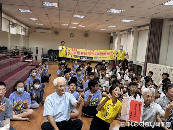 ▲景鴻鑫教授帶領勝利國小學生參與「不摺紙飛機比賽」，寓教於樂、激發創意。（記者林東良翻攝，下同）