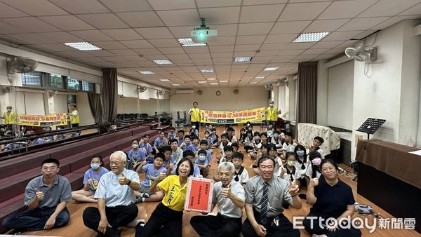 ▲景鴻鑫教授帶領勝利國小學生參與「不摺紙飛機比賽」，寓教於樂、激發創意。（記者林東良翻攝，下同）