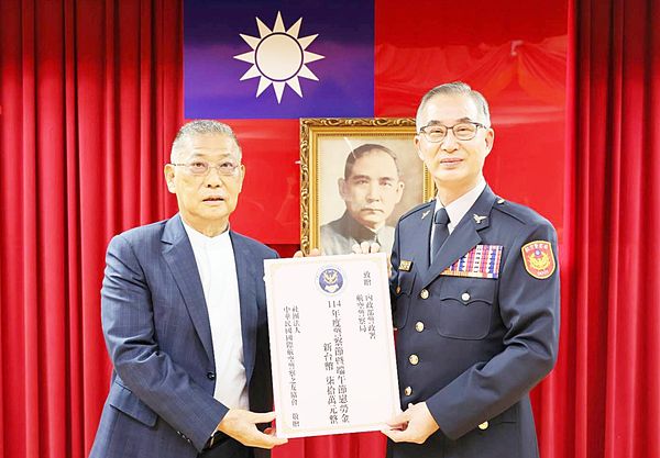 ▲航警局今天在局本部大禮堂舉行慶祝警察節表揚大會，會中接受「全國國際航空警察之友協會」理事長江松樺代表捐贈新台幣70萬元警察節慰勞金。（圖／航警局提供）