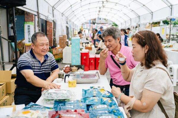▲坪林茶業博物館旁廣場辦有展售市集,「白鷺鷥公寓」,新北好茶展售市集。（圖／新北市政府農業局提供）