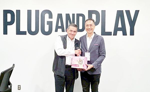 ▲桃園市政府經發局長張誠致贈禮品予Plug and Play總裁Saeed Amidhozour。（圖／桃市府經發局提供）