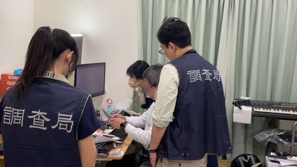 ▲網球教練郭紀彬委託電腦工程師葉百蒼，涉用爬蟲程式上網搶佔公有球場熱門時段以供會員教學，被台北地檢署指揮調查局台北市調查處查獲。（圖／調查局提供）