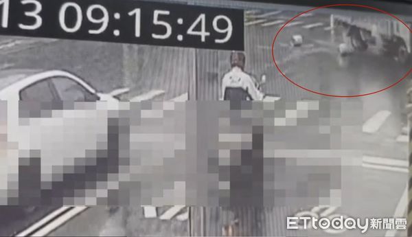 ▲台南市仁德區一輛自小貨車疑因油桶未綑綁牢固，於路面掉落導致大面積油漬，造成3部機車接連在該路口摔倒，騎士皆受傷未送醫。（圖／記者林東良翻攝，下同）