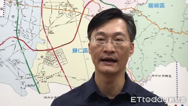 ▲台南市仁德區一輛自小貨車疑因油桶未綑綁牢固，於路面掉落導致大面積油漬，造成3部機車接連在該路口摔倒，騎士皆受傷未送醫。（圖／記者林東良翻攝，下同）