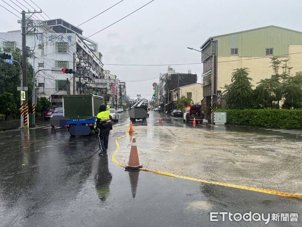 ▲台南市仁德區一輛自小貨車疑因油桶未綑綁牢固，於路面掉落導致大面積油漬，造成3部機車接連在該路口摔倒，騎士皆受傷未送醫。（圖／記者林東良翻攝，下同）
