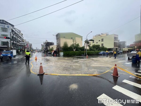 ▲台南市仁德區一輛自小貨車疑因油桶未綑綁牢固，於路面掉落導致大面積油漬，造成3部機車接連在該路口摔倒，騎士皆受傷未送醫。（圖／記者林東良翻攝，下同）